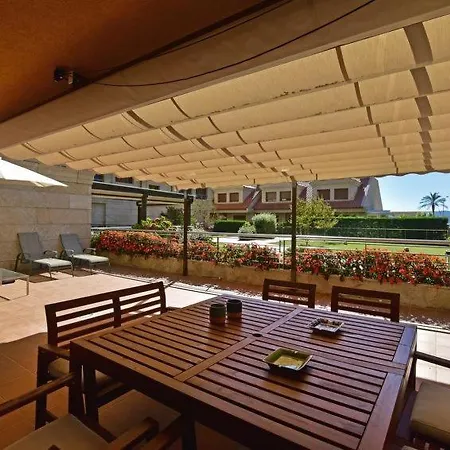 Sleeps 6 Pool דירה